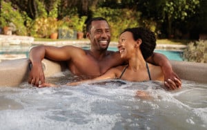 basen jacuzzi i ludzie