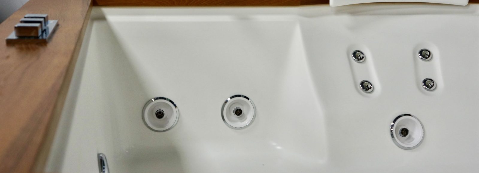 Jacuzzi_wanna_z_hydromasażem_dwuosobowa_aura_plus_teak_satynowy_akryl_ekspozycja_krakow