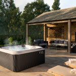 Jacuzzi- J-235/J-245-dla-5-6-os-Basen_caloroczny_dla_rodziny_nowoczesny_ogrodowy_ozonator_lampa_UV-Jacuzzi-Spa_New_J-245_Charcoal_Porcelain_Lifestyle-HERBEC-Jacuzzi-warszawa-Krakow-polska-najlepsze-baseny-scaled