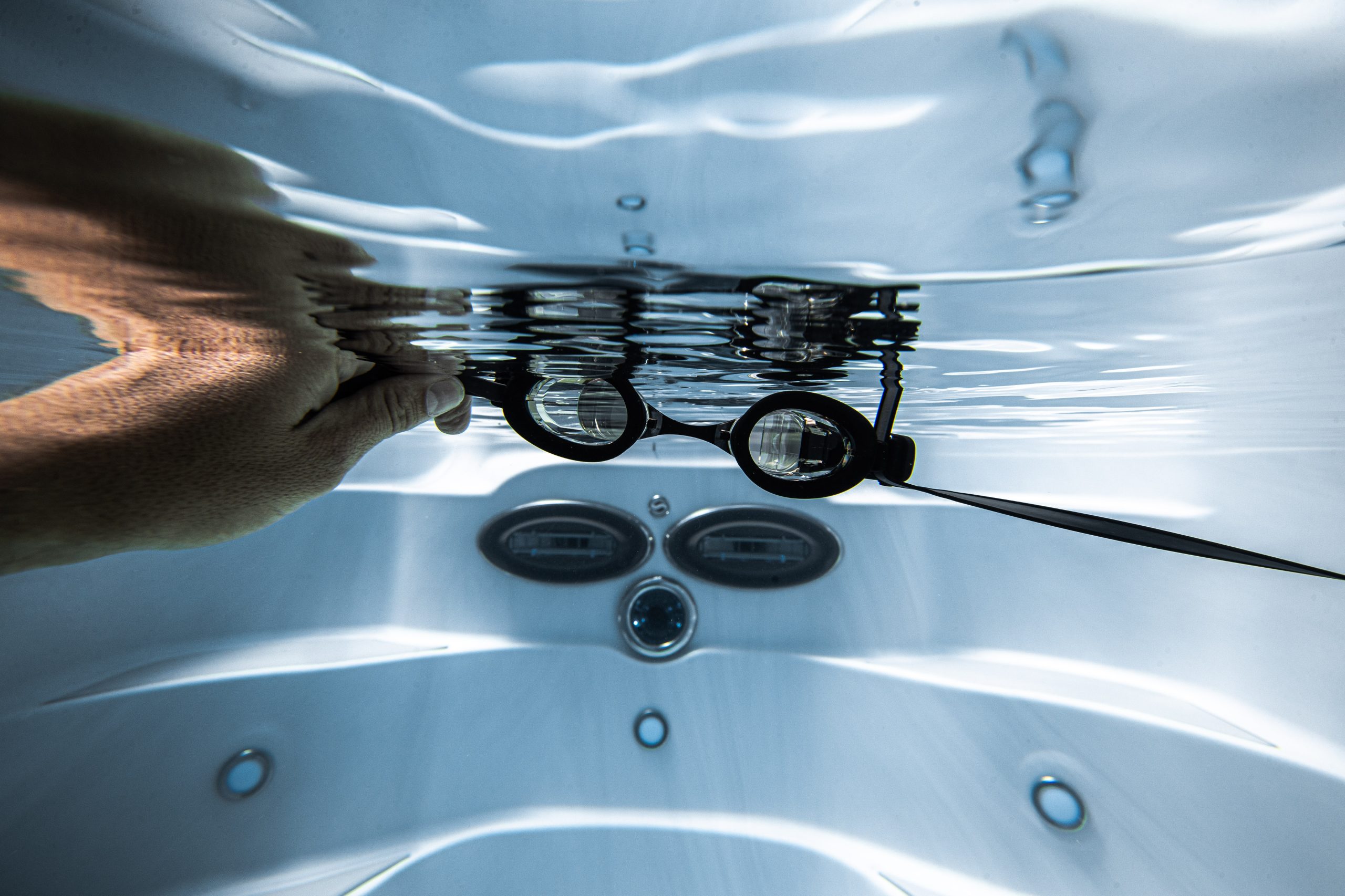 Jacuzzi_Swim-Spa_J16_PowerPro_FORMGoggles_Underwater_01-5000x3333-7379407c-963a-484f-b532-813ea1a99d2b