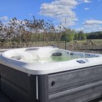 MOdel J435 Jacuzzi Premium w Realizacji na zewnątrz Kolor Porcelain Smoked-Ebony HERBEC