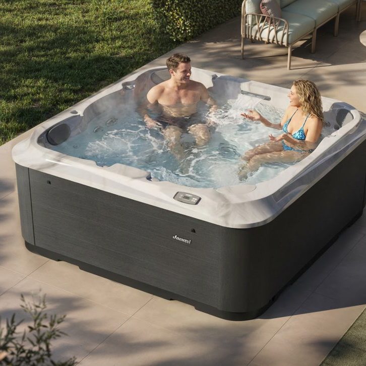 People_Jacuzzi-Spa_J-201_Lifestyle_Day--2-